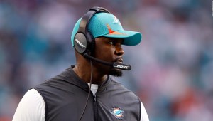 Brian Flores explica por qué demandó a la NFL