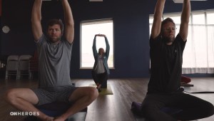 Héroes de CNN ayudan a personas con lesiones cerebrales a través del yoga