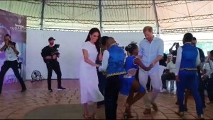 Mira al príncipe Harry y a Meghan bailando salsa en su visita a Colombia