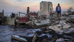 Los investigadores dicen que los individuos a menudo soportarán la carga económica del cambio climático. Yahir Mayoral y Emily Camacho caminan entre los escombros de la casa de su abuela, destruida por las inundaciones provocadas por el aumento del nivel del mar en su comunidad costera de El Bosque, en el estado de Tabasco, México, el 30 de noviembre de 2023. (Foto AP/ Félix Márquez, Archivo)