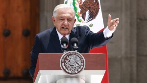 El presidente de México, Andrés Manuel López Obrador, habla durante su último informe de gobierno en el Zócalo de la Ciudad de México. (Foto: Manuel Velasquez/Getty Images)