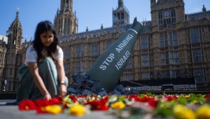 Una bomba falsa se coloca entre las flores durante una protesta de Oxfam contra el suministro de armas del Reino Unido a Israel en Old Palace Yard el 30 de julio de 2024 en Londres, Inglaterra. (Foto: Carl Court/Getty Images)