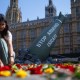 Una bomba falsa se coloca entre las flores durante una protesta de Oxfam contra el suministro de armas del Reino Unido a Israel en Old Palace Yard el 30 de julio de 2024 en Londres, Inglaterra. (Foto: Carl Court/Getty Images)