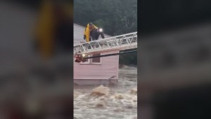 Mujer se aferra a una columna durante inundación en Connecticut