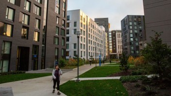 Residencias universitarias en el campus de la Universidad de British Columbia en Vancouver, British Columbia, Canadá, el 11 de diciembre de 2023. (Crédito: Isabella Falsetti/Bloomberg via Getty Images)