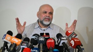 El exjefe paramilitar Salvatore Mancuso habla durante una rueda de prensa en Bogotá el 11 de julio de 2024. (Crédito: Luis Costa/AFP/Getty Images)