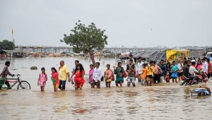 Graves inundaciones en la India dejan casas y vehículos bajo el agua