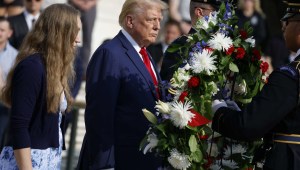 Sigue la controversia por actos del equipo de Trump en el cementerio de Arlington