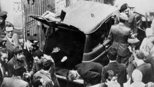 El cadáver del ex primer ministro italiano y líder democristiano Aldo Moro (1916-1978) es encontrado en la parte trasera de una furgoneta aparcada en una calle de Roma. (Foto de Keystone/Getty Images)