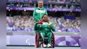 La medallista de oro mexicana Gloria Zarza Guadarrama posa en el podio durante la ceremonia de entrega de medallas de la final femenina de lanzamiento de peso F54 en los Juegos Paralímpicos de París 2024, en el Stade de France, Saint-Denis, al norte de París, el 2 de septiembre de 2024. (Foto: DIMITAR DILKOFF/AFP vía Getty Images)