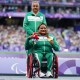 La medallista de oro mexicana Gloria Zarza Guadarrama posa en el podio durante la ceremonia de entrega de medallas de la final femenina de lanzamiento de peso F54 en los Juegos Paralímpicos de París 2024, en el Stade de France, Saint-Denis, al norte de París, el 2 de septiembre de 2024. (Foto: DIMITAR DILKOFF/AFP vía Getty Images)