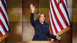 La vicepresidenta de EE.UU. y candidata presidencial demócrata, Kamala Harris, llega al escenario para hablar en el cuarto y último día de la Convención Nacional Demócrata (DNC) en el United Center en Chicago, Illinois, el 22 de agosto de 2024. (Foto de MANDEL NGAN/AFP vía Getty Images)