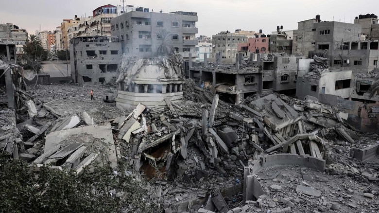 Personas palestinas inspeccionan la destrucción alrededor de la mezquita Ahmed Yassin, que fue arrasada por los ataques aéreos israelíes, en la ciudad de Gaza a principios del 9 de octubre. (Crédito: Mohammed Abed/AFP/Getty Images)