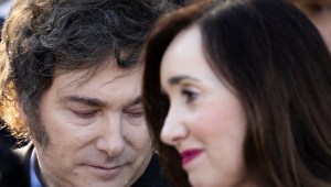 El presidente de Argentina Javier Milei (izq.) hace un gesto junto a la vicepresidenta Victoria Villarruel durante el acto de conmemoración de los agentes caídos de la Policía Federal Argentina en Buenos Aires el 2 de julio de 2024. (Cortesía: TOMAS CUESTA/AFP vía Getty Images)