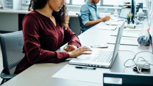 mujer latina trabajo economia gettyimages-764777311