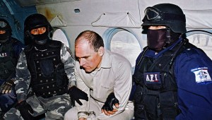 El jefe de Cártel del Golfo, Osiel Cárdenas Guillén (centro), es detenido en un avión por elementos de la Agencia Federal de Investigaciones (AFI) de México el 20 de enero de 2007, antes de ser extraditado a Estados Unidos. Crédito: HANDOUT/PGR/AFP vía Getty Images