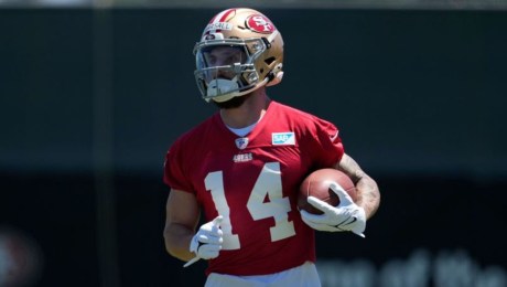 El ala cerrada de los 49ers de San Francisco Ricky Pearsall lleva el balón durante el minicampamento para novatos del equipo de futbol americano de la NFL en Santa Clara, California, el 10 de mayo de 2024. Crédito: Jeff Chiu/AP