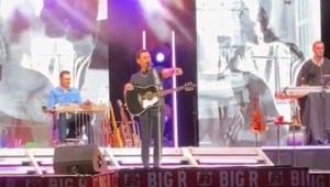 Scotty McCreery detiene concierto al ver a un hombre golpear a una mujer