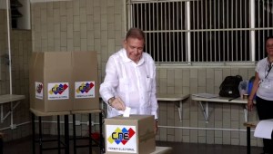 Edmundo González, abanderado de la oposición en Venezuela, acude a las urnas a emitir su voto