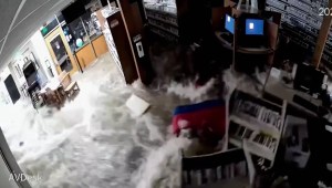 Una ola de agua atraviesa la pared de la biblioteca y llena el edificio como una bañera